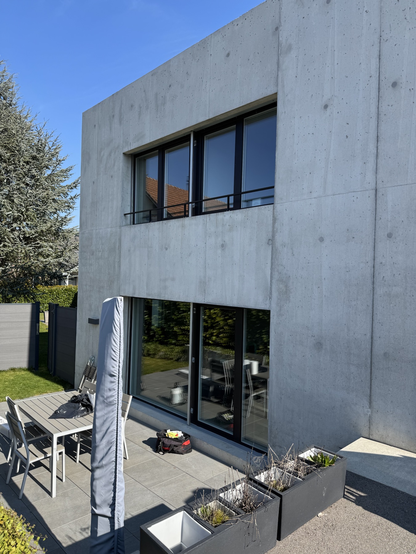Maison en béton avec vitrages traités