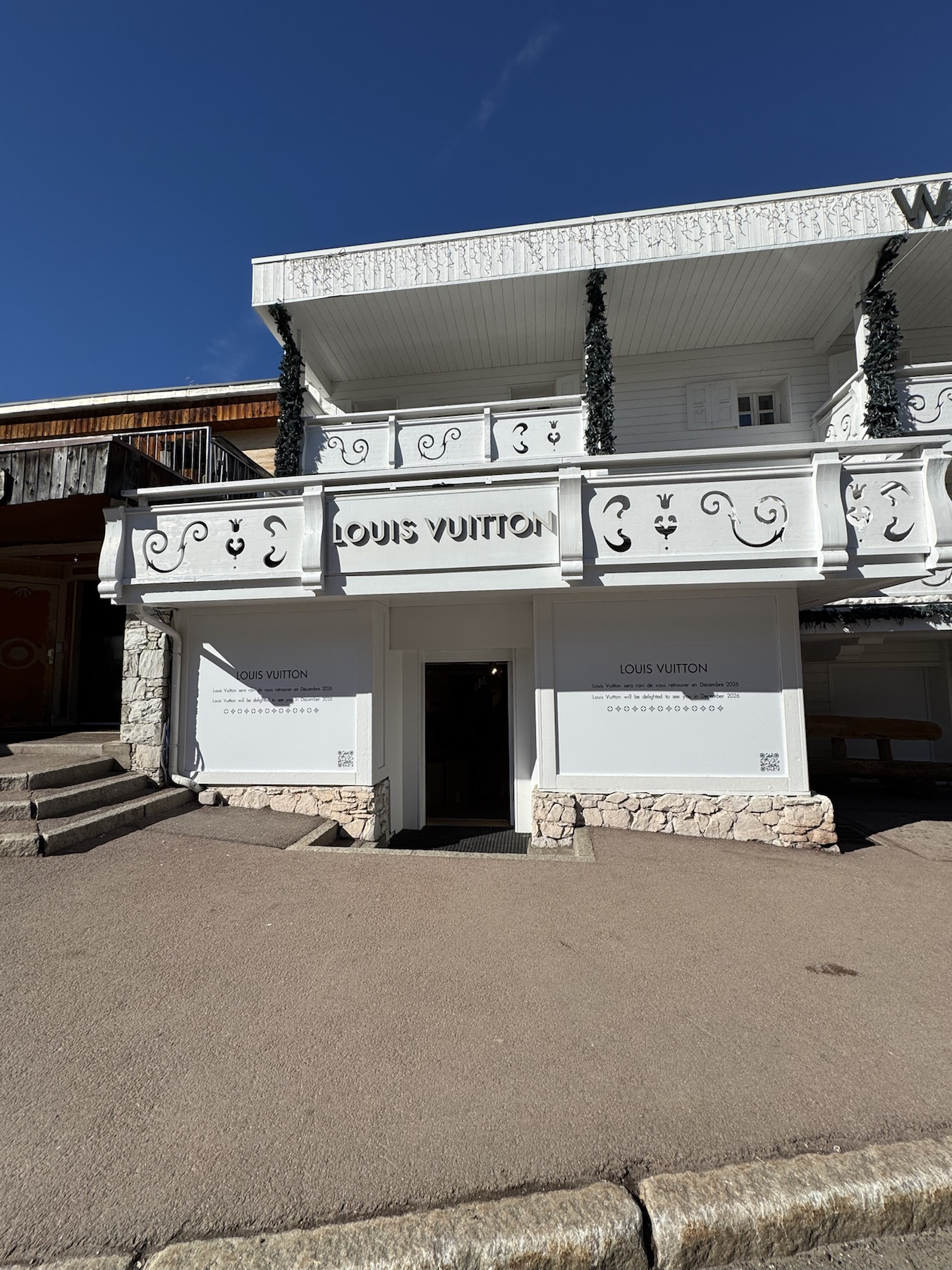 Façade commerciale avec vitrine habillée