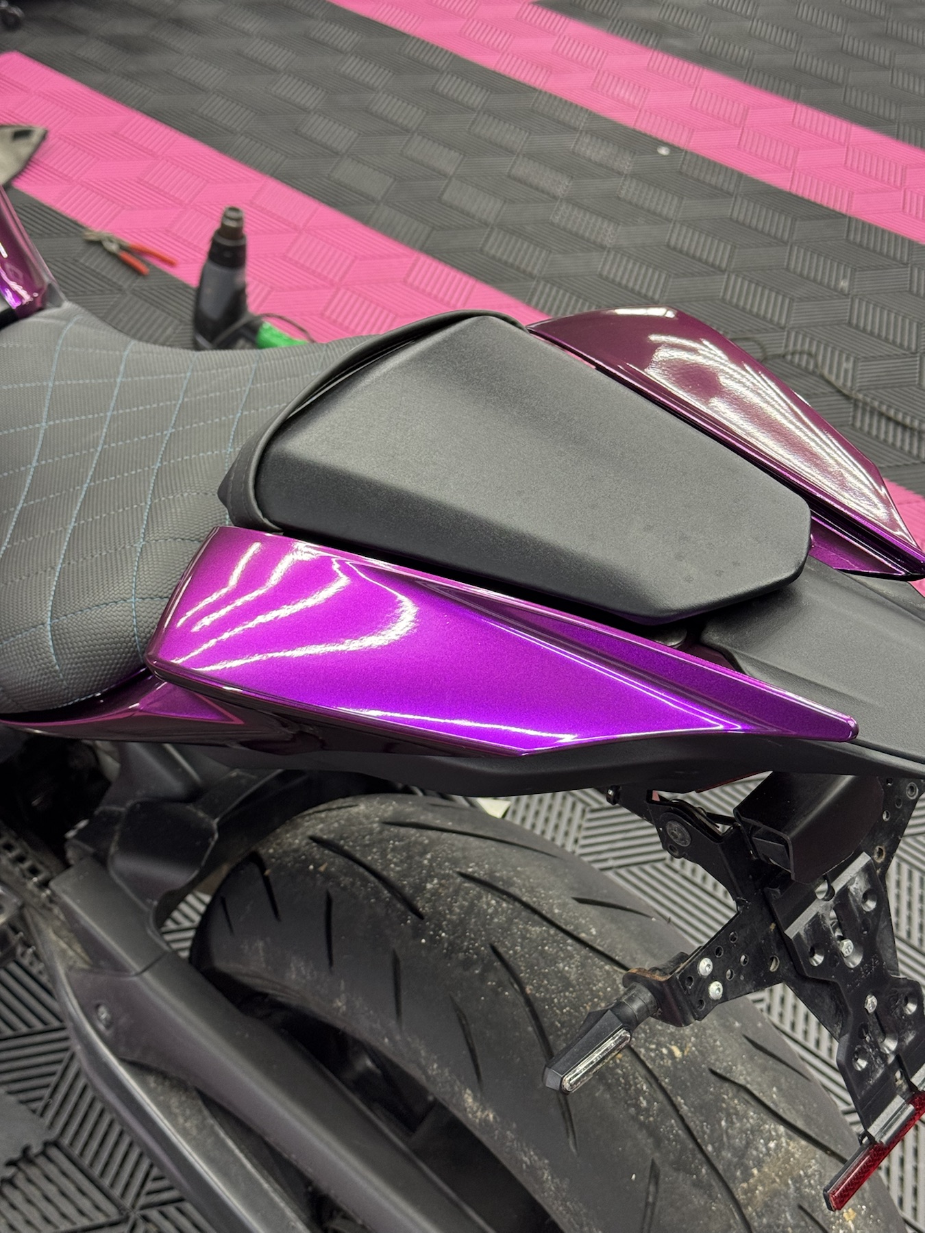 Détail arrière de moto avec covering violet