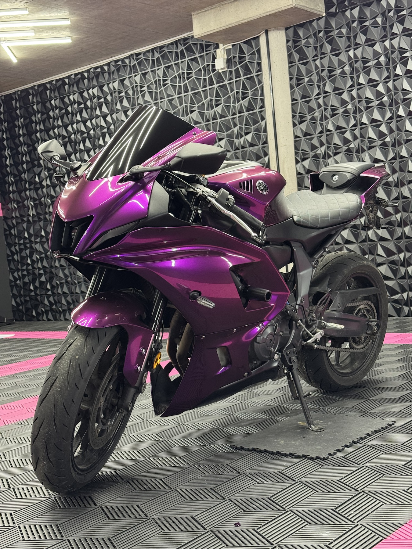 Réservoir de moto avec covering violet