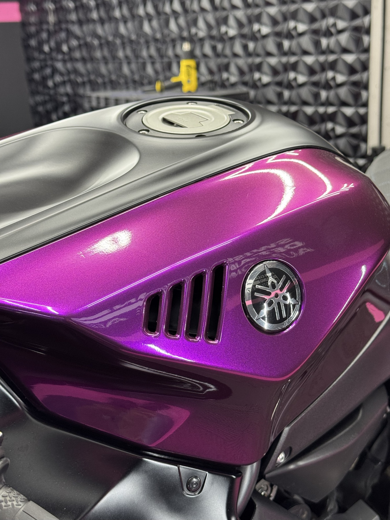 Détail de covering moto violet brillant