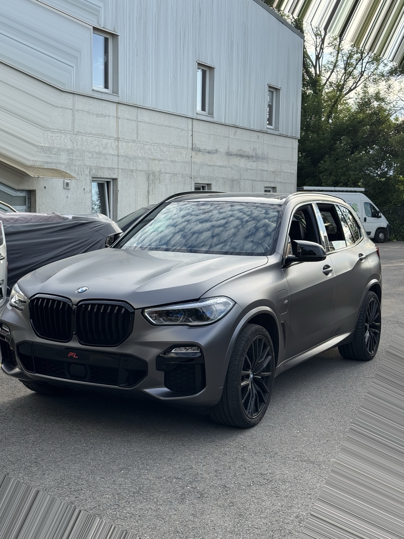 BMW gris mat devant bâtiment